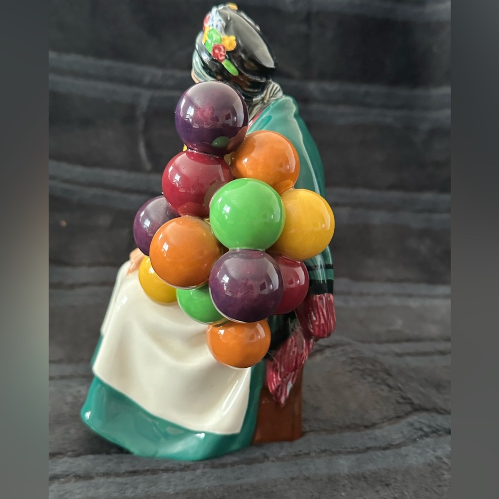 Royal Doulton The Old Balloon Seller Figurine HN1315 Made in England Vintage - Picture 4 of 9